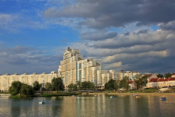 Minsk Bielorrusia Agosto 2018 Casa Apartamentos Gran Altura Terraplén Del — Foto de Stock