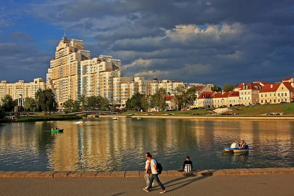 Minsk Bielorrússia Agosto 2018 Casa Apartamento Arranha Céus Aterro Rio — Fotografia de Stock