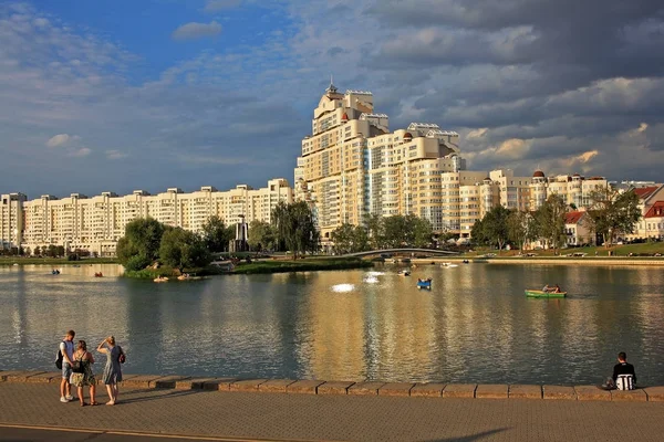 Minsk Bielorrusia Agosto 2018 Casa Apartamentos Gran Altura Terraplén Del — Foto de Stock