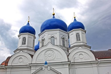 Bogolyubovo, Rusya Federasyonu - 16 Temmuz 2017: cephe bakire Nativity kutsal Bogolyubsky erkek manastır. 12. yüzyılda kurulan