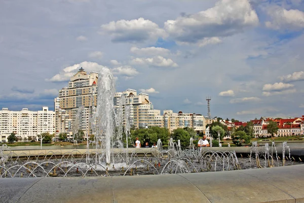 Minsk Bielorrusia Agosto 2018 Fountain High Rise Apartment House Svislach — Foto de Stock