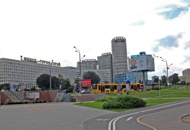 Minsk, Beyaz Rusya - 13 Ağustos 2018: şehir merkezine yakın Pobediteley Avenue. Bu Pobediteley Avenue 2005 yılında İkinci Dünya Savaşı sonunda 60 yıldönümü onuruna seçildi.