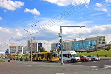 Minsk, Beyaz Rusya-Ağustos 13, 2018: şehir merkezine yakın Pobediteley Avenue. Bu Pobediteley Avenue 2005 yılında İkinci Dünya Savaşı sonunda 60 yıldönümü onuruna seçildi.