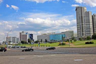 Minsk, Beyaz Rusya-Ağustos 13, 2018: şehir merkezine yakın Pobediteley Avenue. Bu Pobediteley Avenue 2005 yılında İkinci Dünya Savaşı sonunda 60 yıldönümü onuruna seçildi.