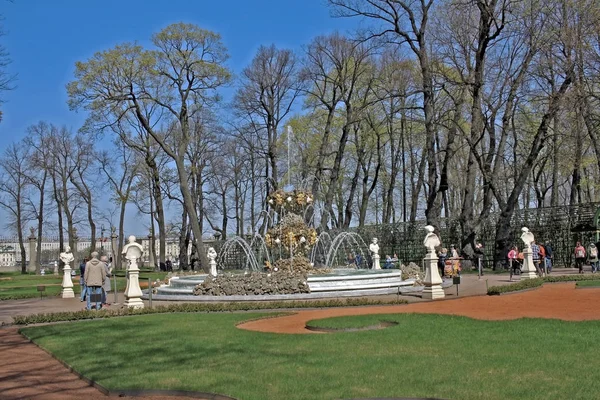 Jardín de verano en San Petersburgo, Rusia — Foto de Stock