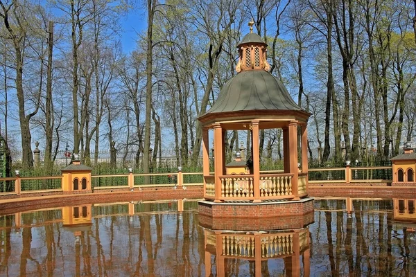 Rybník v letní zahradě v Petrohradu, Rusko — Stock fotografie