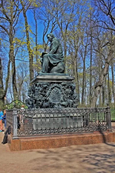 Monumento a Ivan Krylov nel giardino estivo, Russia — Foto Stock