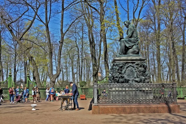 俄罗斯夏日花园伊万·克里洛夫纪念碑 — 图库照片