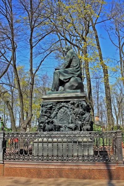 Monumento a Ivan Krylov em Summer Garden, Rússia — Fotografia de Stock