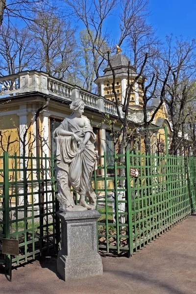 Sommergarten in st. petersburg, russland — Stockfoto