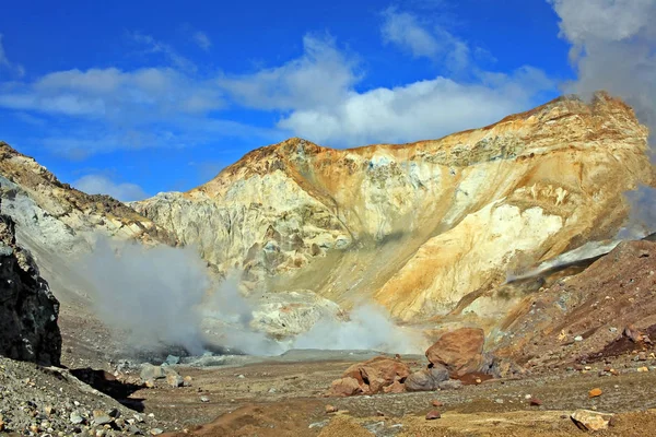 Vulcano Mutnovsky nella penisola di Kamchatka, Russia — Foto Stock