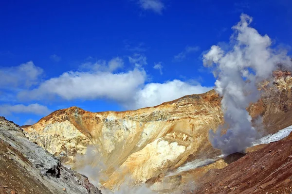 Vulcano Mutnovsky nella penisola di Kamchatka, Russia — Foto Stock