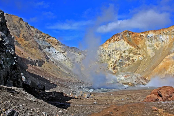 Vulcano Mutnovsky nella penisola di Kamchatka, Russia — Foto Stock