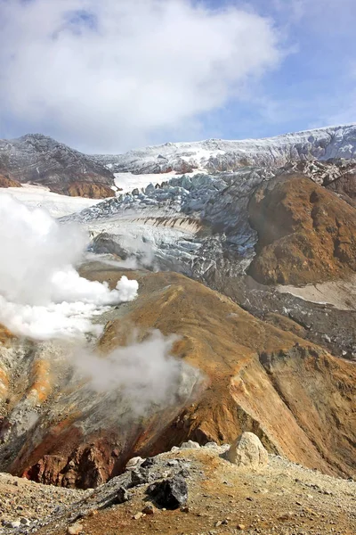 Vulcano Mutnovsky nella penisola di Kamchatka, Russia — Foto Stock