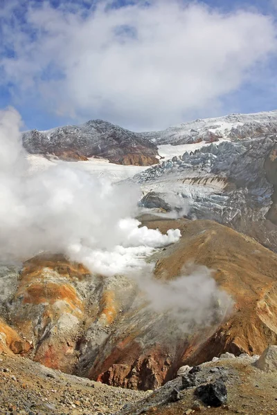 Vulcano Mutnovsky nella penisola di Kamchatka. Russia — Foto Stock