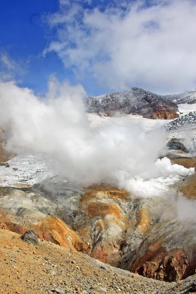 Vulcano Mutnovsky nella penisola di Kamchatka, Russia — Foto Stock