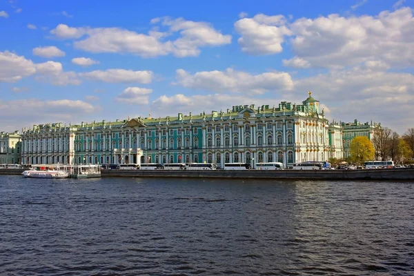 2019年5月1日 俄罗斯圣彼得堡 国立隐居博物馆冬季宫 从1732年到1917年 俄国君主的官邸 修复后的宫殿已成为赫米蒂奇博物馆建筑群的一部分 — 图库照片