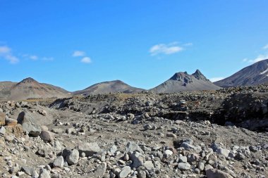 Kamçatka 'daki Camel Dağı Avachinsky ve Koryaksky volkanları arasındaki geçitte iki keskin tepesi olan küçük bir kaya kütlesidir..