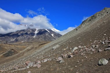 Koryakskaya Sopka, Rusya 'nın Kamçatka Yarımadası' nda aktif bir volkandır. Petropavlovsk-Kamchatsky idari merkezine yakındır. Son patlama 29 Aralık 2008 'de meydana geldi.
