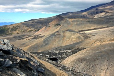 Rusya 'nın Kamçatka Yarımadası' nda Avachinsky ve Koryaksky volkanları yakınında kaya yığını