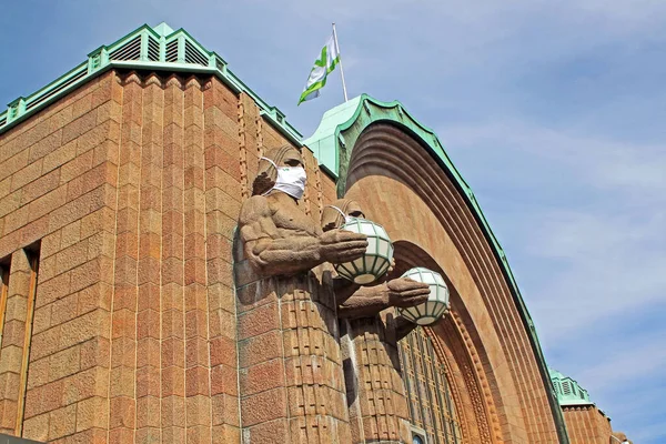 Helsinki Finlandia Sierpnia 2020 Maski Ochronne Posągach Dworcu Centralnym Helsinkach — Zdjęcie stockowe