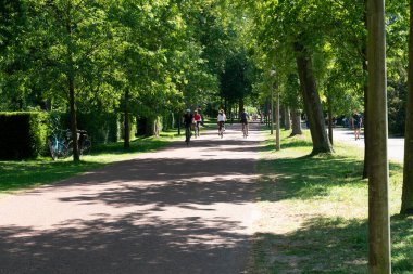 Amsterdam ilkbaharında Betarix parkında dinlenen ziyaretçiler