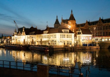 Amsterdam Merkez İstasyonu Gece.