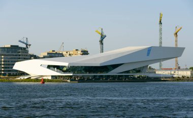 Hollanda EYE Film Enstitüsü 2020 ilkbaharında Amsterdam 'da Het IJ nehrinin karşısında görülmüştür. Eye Film Museum, Hollanda' da hem Hollanda hem de yabancı filmleri barındıran ve sunan bir film arşivi ve müzedir.. 