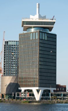 Amsterdam Look, Het IJ nehrinin karşısında 20.ADAM LOOKout, Amsterdam 'ın eşsiz panoramik manzaralı bir gözlem güvertesidir. Şehirlerin tarihsel merkezini, titreşimli limanını, eşsiz Hollanda polen manzarasını göreceksiniz. .
