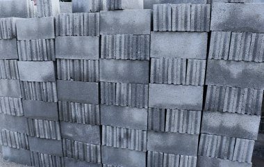 Şantiyeye taşınmaya hazır fabrikada zemine döşenen beton blokların istifleme - inşaat malzemeleri