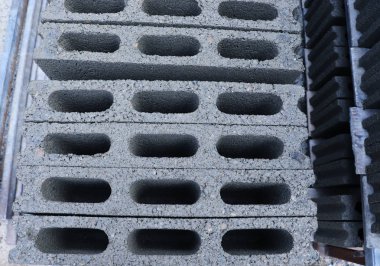 Şantiyeye taşınmaya hazır fabrikada zemine döşenen beton blokların istifleme - inşaat malzemeleri