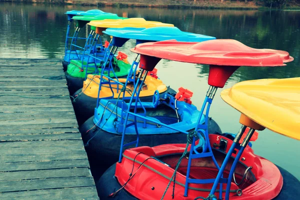 Pasarela Madera Pato Barcos Estacionamiento Lado Del Lago Listo Para —  Fotos de Stock