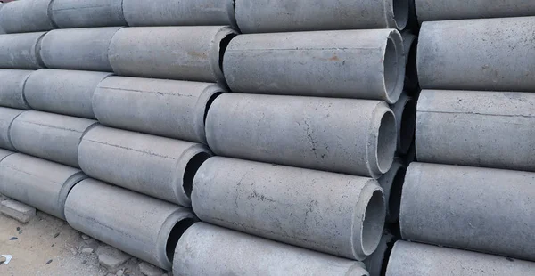 İnşaat alanına taşımaya hazır fabrikada prekast betonarme boruların istifleme - Betonarme menfezler - İnşaat malzemeleri