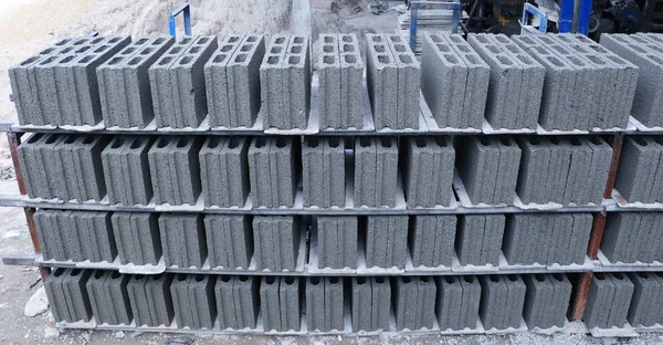 Şantiyeye taşınmaya hazır fabrikada zemine döşenen beton blokların istifleme - inşaat malzemeleri