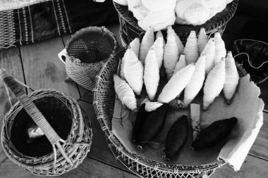 Siyah beyaz bambu tepsiler üzerine siyah ve beyaz pamuk iplikler