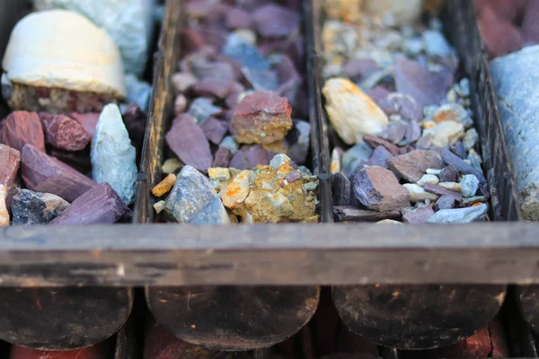 Bertaraf alanında yatan tüplerde eski cevher örneklerinin istifleme