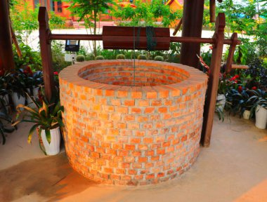 Kazılmış su kuyusu yeraltı akiferlerinde yeraltı sularına ulaşmak için kazılarak zeminde yaratılmış bir yapıdır. Kuyu suyu kovalar kullanılarak el vinç tarafından çizilir - kültürel miras korunması