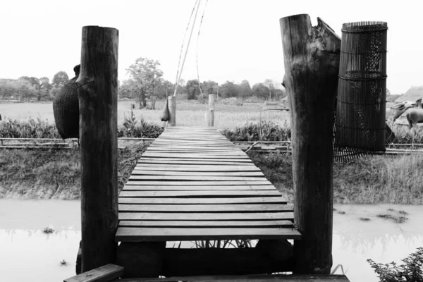 Starý Dřevěný Most Překřížený Přes Zavlažovací Kanál Dvěma Dřevěnými Pistry — Stock fotografie