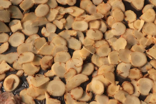 Dilimlenmiş galangal (Alpinia galanga) pişirme madde olarak kullanmak için kurutma