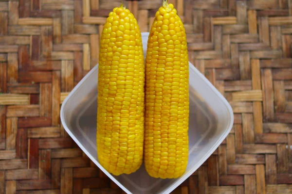 Gotowane Żółte Kukurydzy Służącej Tacę Bambusową — Zdjęcie stockowe