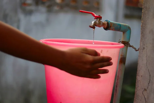 Las Manos Jóvenes Recogiendo Agua Con Cubo Plástico Viejo Grifo — Foto de Stock