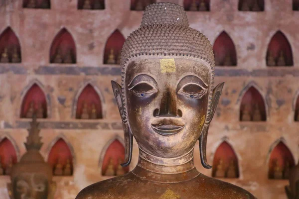 仏教寺院で仏像をクローズアップ — ストック写真