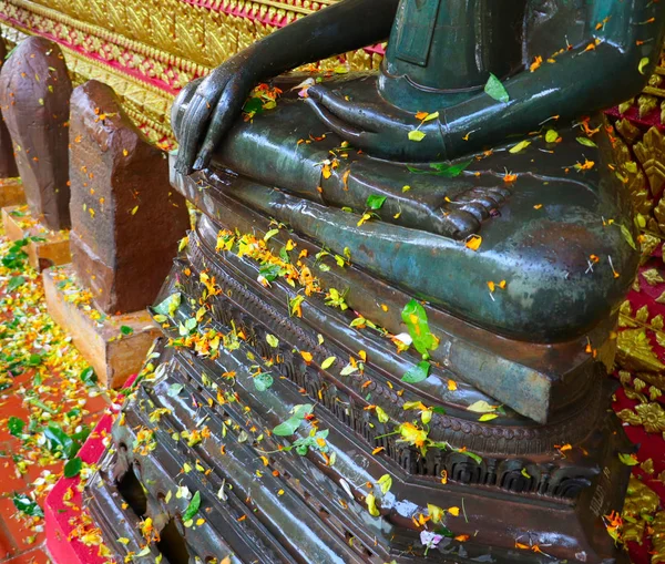 ラオスの新年の間に香りの水と花びらを持つ釈与仏像 ピマイラオ ソンクラン 4月の水祭り — ストック写真