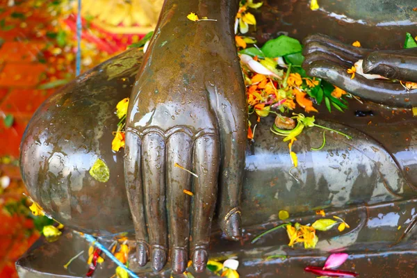 ラオスの新年の間に香りの水と花びらを持つ釈与仏像 ピマイラオ ソンクラン 4月の水祭り — ストック写真