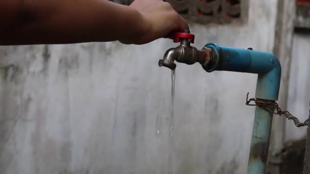 Młoda Ręka Wyłącza Powoli Płynące Stare Kranu Wody Aby Zaoszczędzić — Wideo stockowe