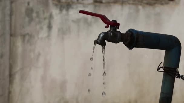 Вода Течет Медленно Старого Крана Нехватка Воды Сохранить Концепцию Воды — стоковое видео