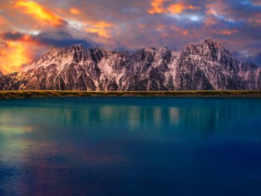 Yaz günü Leogang kayak merkezinin yakınındaki gölün arkasındaki siluet adam. Yaratıcı işleme. - Evet. Alpler, Avusturya. 