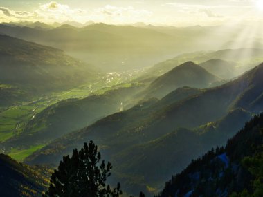 Dağlardan manzaralı dağ manzarası Stoderzinken dağlarından kayalar ve uçurumlar, ağaçlar, bulutlar, gökyüzü. Schladming-Dachstein tatil beldesi çevresindeki dağlar, Avusturya. 