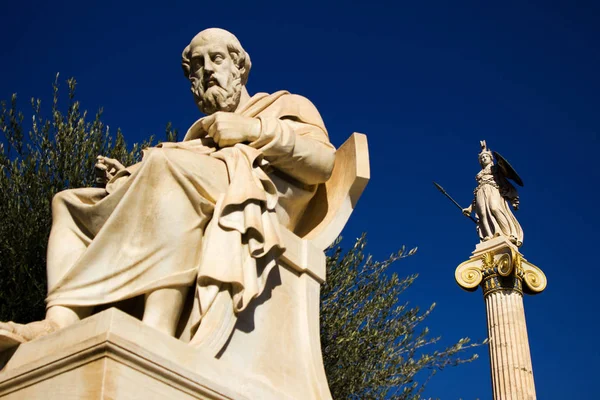 Αγάλματα Του Αρχαίου Έλληνα Φιλοσόφου Πλάτωνα Και Της Θεάς Αθηνάς — Φωτογραφία Αρχείου