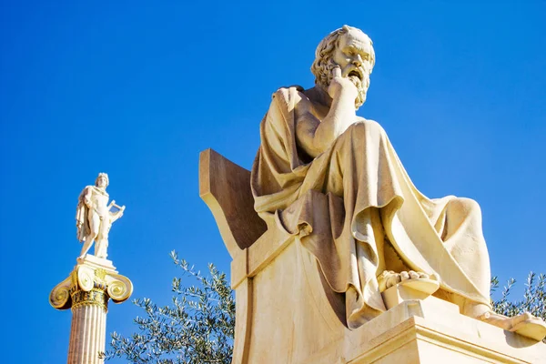 Antik Yunan filozof Sokrates ve Atina, Yunanistan Atina Akademisi dışında Tanrı Apollon heykelleri.